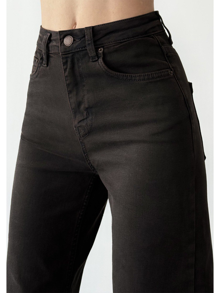 Nita Espresso Straight Jean - Close Up Front Pocket and Zip Closure Detail | Bianco Jeans
